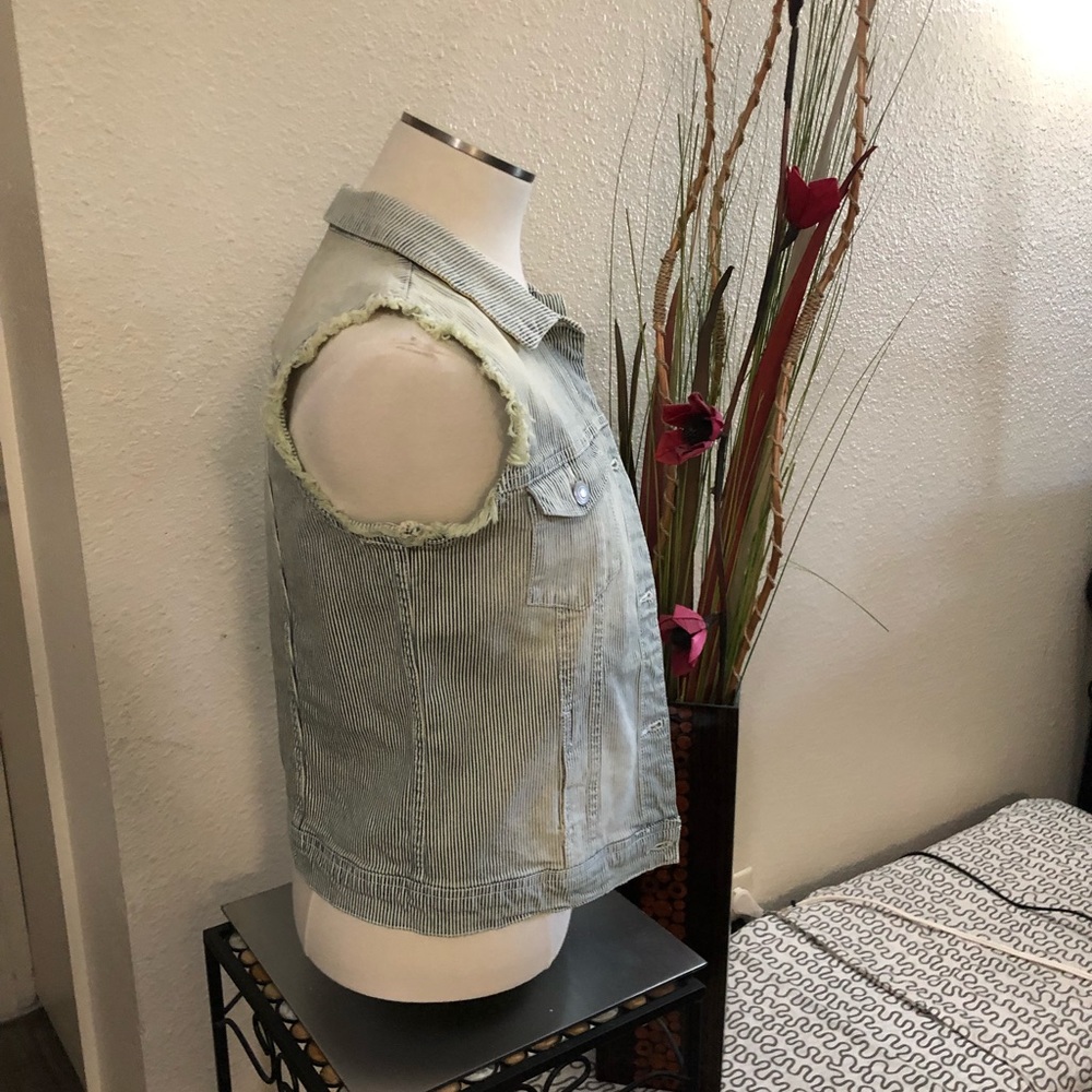 Vest - Picture 3 of 4